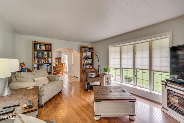 721 South Sherbrooke Circle, Mount Carmel, TN 37645