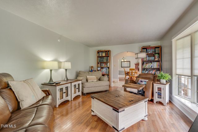 721 South Sherbrooke Circle, Mount Carmel, TN 37645