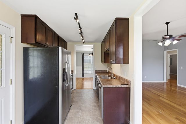 9060 Old Nashville Rd, Bon Aqua, TN 37025