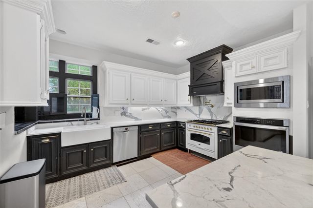 25 Glen Loch Court, Sugar Land, TX 77479