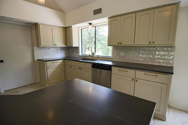 708 Cowal DR S, Spicewood, TX 78669