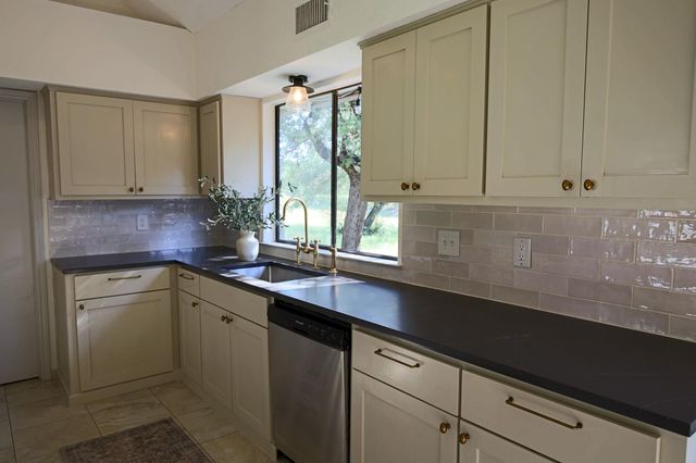 708 Cowal DR S, Spicewood, TX 78669