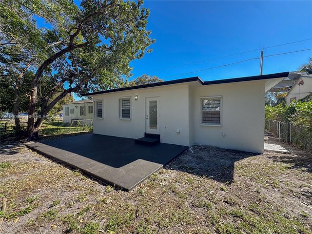 1319 NW 40th St, Miami, FL 33142