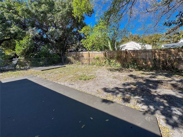 1319 NW 40th St, Miami, FL 33142