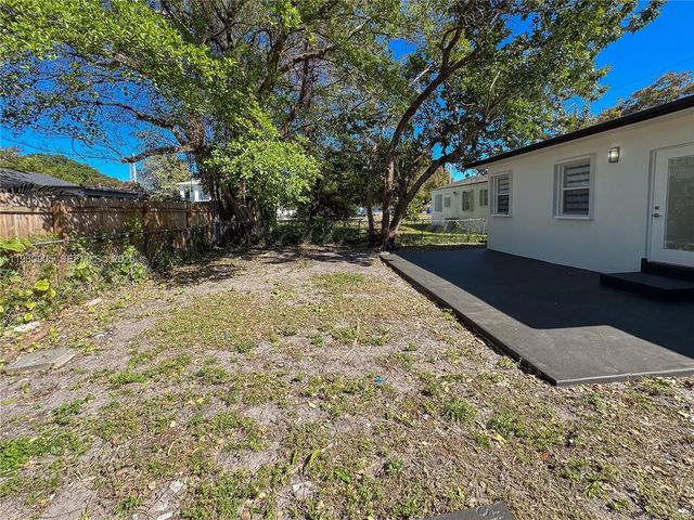 1319 NW 40th St, Miami, FL 33142