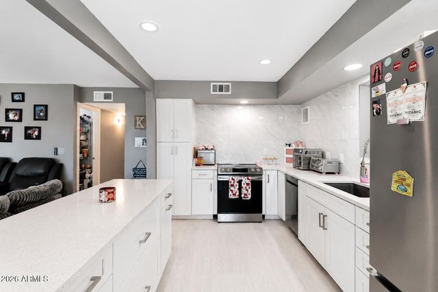 2209 N RECKER Road, Mesa, AZ 85215