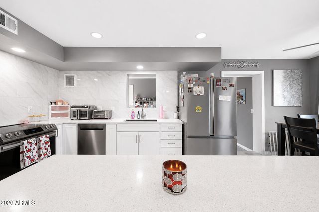 2209 N RECKER Road, Mesa, AZ 85215