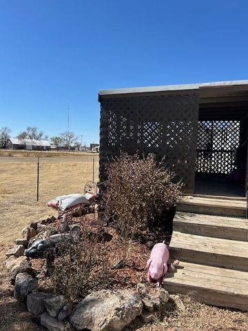 207 North Street, Claude, TX 79019