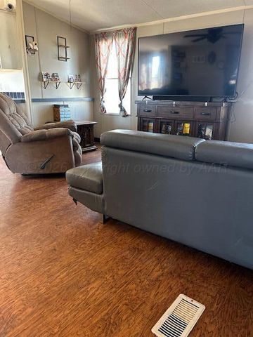 207 North Street, Claude, TX 79019