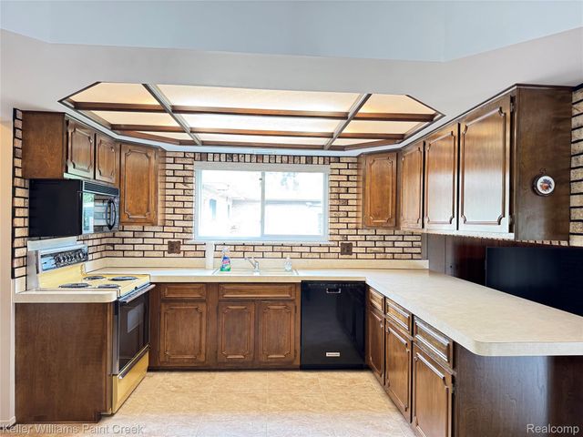 11102 Fairway Drive, Sterling Heights, MI 48312