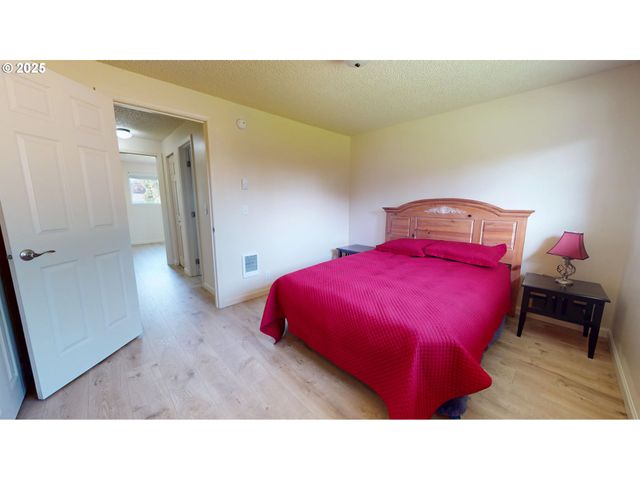 143 V St, Springfield, OR 97477