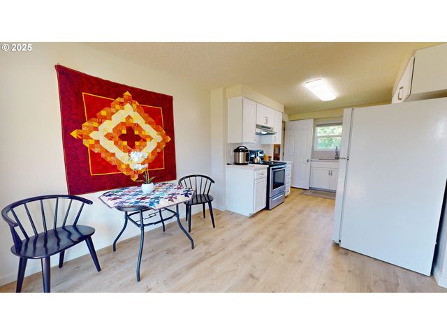 143 V St, Springfield, OR 97477