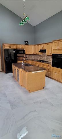 1326 Pine Valley Drive, Bowling Green, OH 43402