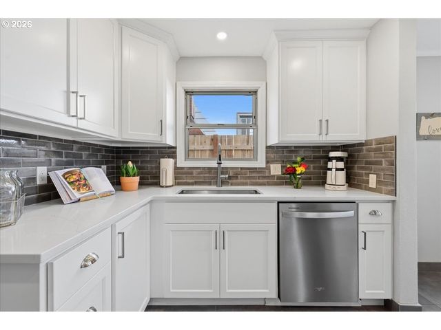 632 Se PEACOCK Ln, Portland, OR 97214