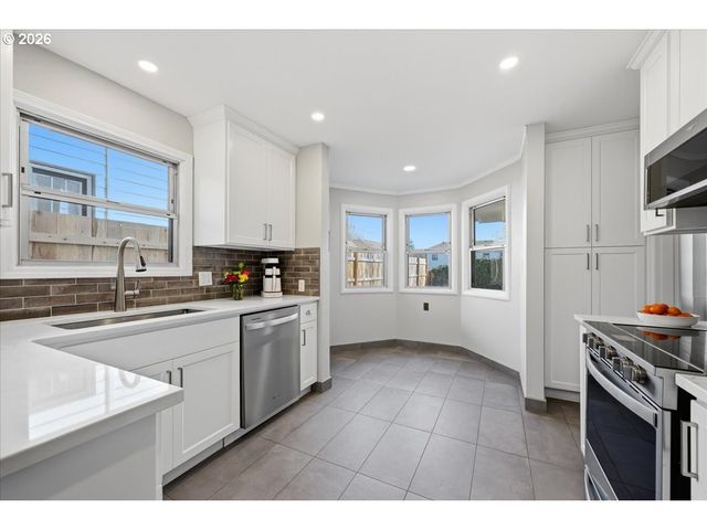 632 Se PEACOCK Ln, Portland, OR 97214