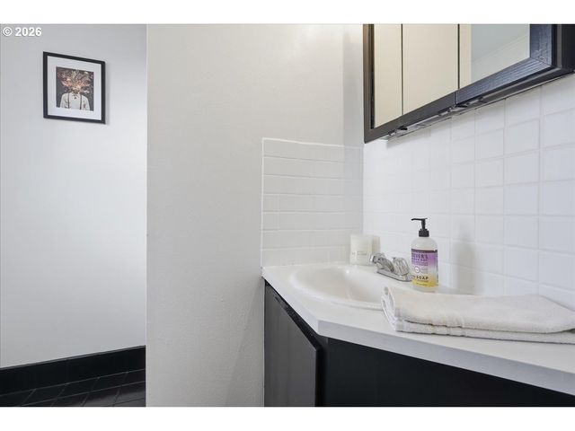 632 Se PEACOCK Ln, Portland, OR 97214