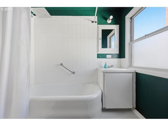 632 Se PEACOCK Ln, Portland, OR 97214