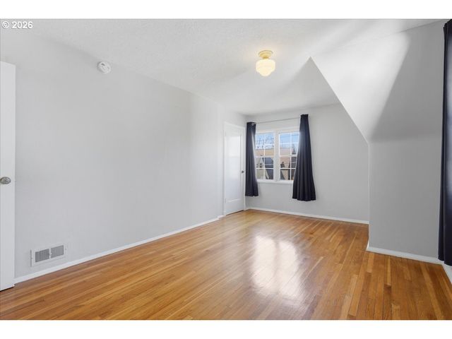 632 Se PEACOCK Ln, Portland, OR 97214