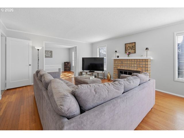 632 Se PEACOCK Ln, Portland, OR 97214