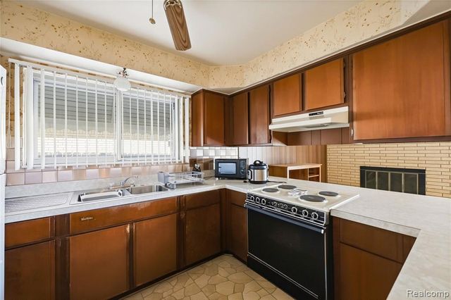 14309 Ivanhoe Drive, Warren, MI 48088