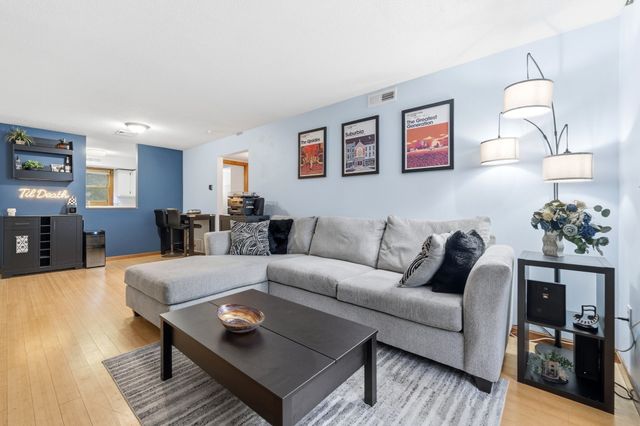 371 Aiken Ave 10, Lowell, MA 01850