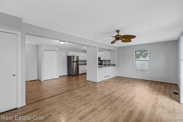 1361 Lochaven Road, Waterford, MI 48327