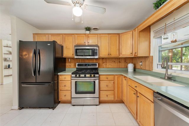 530 NE 10TH STREET, Gainesville, FL 32601