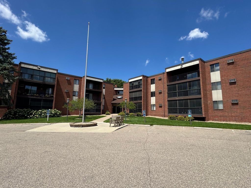 1800 Riverwood Drive 323, Burnsville, MN 55337