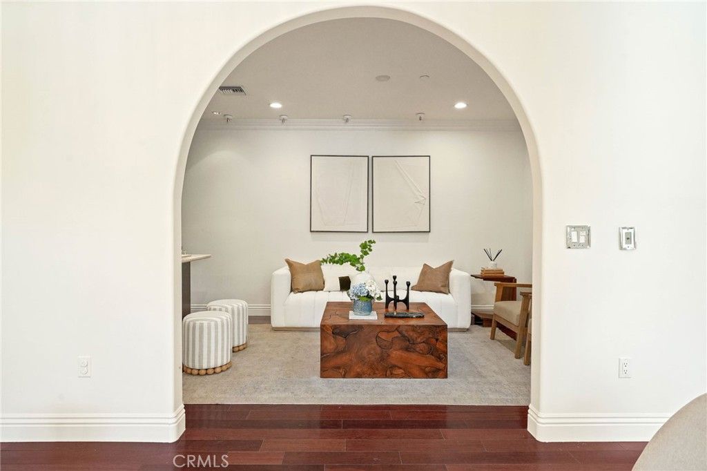 Image 21 of property listing at 3115 Ellington, Los Angeles, CA 90068