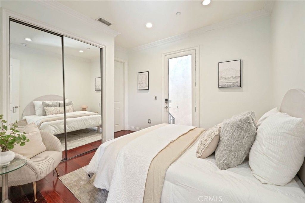 Image 7 of property listing at 3115 Ellington, Los Angeles, CA 90068