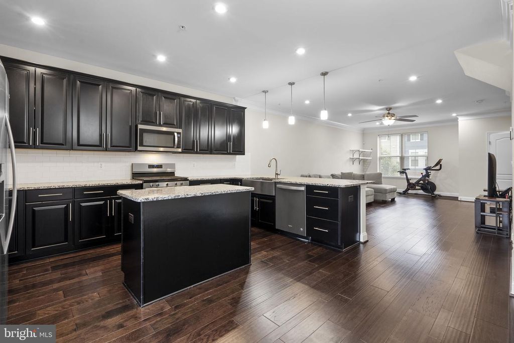 Image 3 of property listing at 1304 QUIET LAKE CV, Crofton, MD 21114