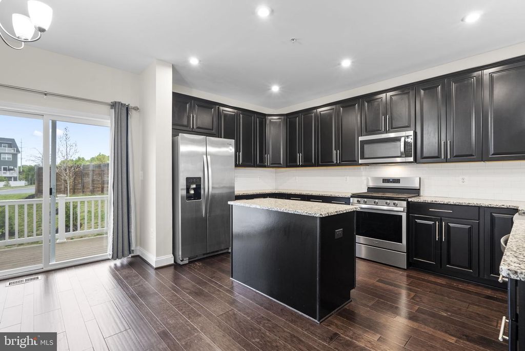 Image 5 of property listing at 1304 QUIET LAKE CV, Crofton, MD 21114