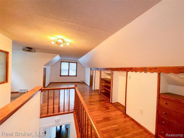 603 Vernier Road, Grosse Pointe Woods, MI 48236