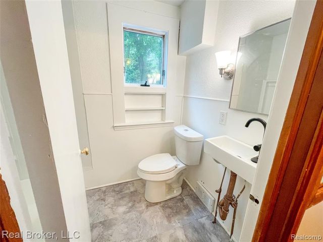 603 Vernier Road, Grosse Pointe Woods, MI 48236