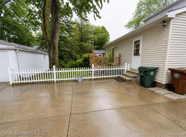 603 Vernier Road, Grosse Pointe Woods, MI 48236