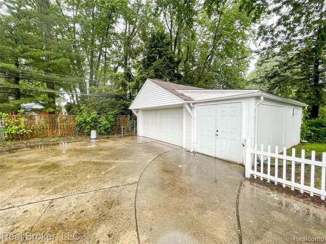 603 Vernier Road, Grosse Pointe Woods, MI 48236