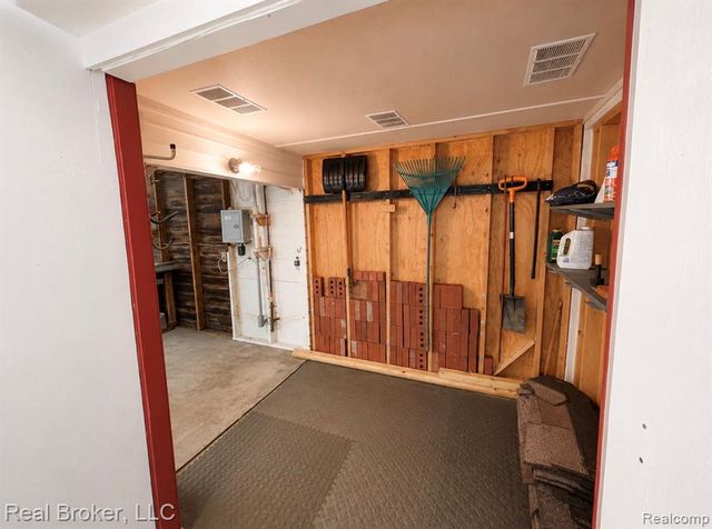 603 Vernier Road, Grosse Pointe Woods, MI 48236