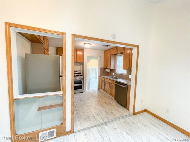 603 Vernier Road, Grosse Pointe Woods, MI 48236