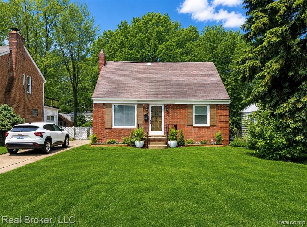 603 Vernier Road, Grosse Pointe Woods, MI 48236