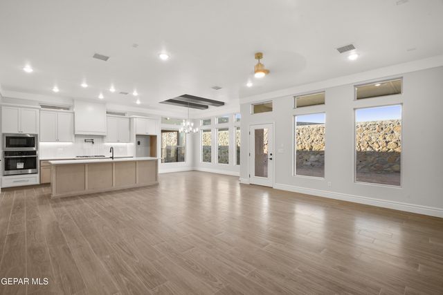 536 Paseo De La Reina Street, El Paso, TX 79928