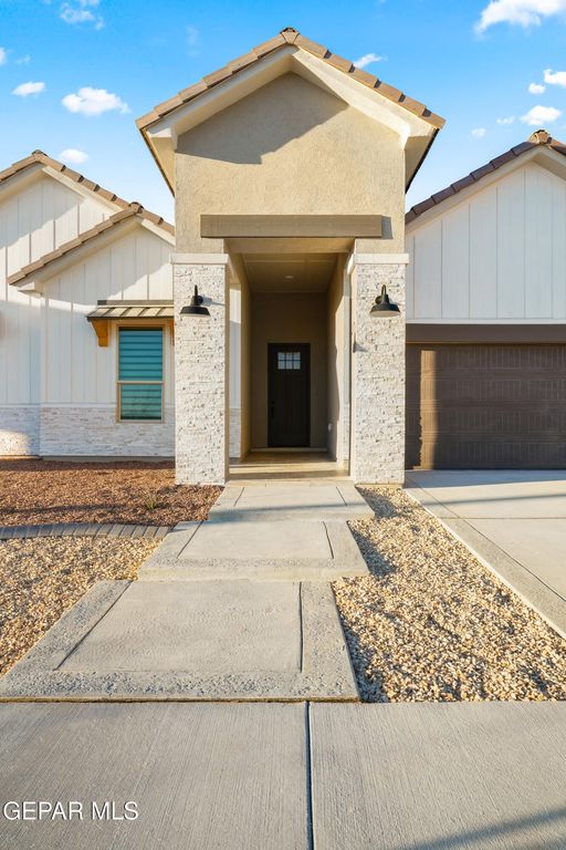 536 Paseo De La Reina Street, El Paso, TX 79928