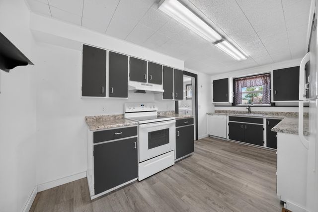 8915 E Grace Ave, Millwood, WA 99212