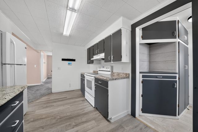 8915 E Grace Ave, Millwood, WA 99212