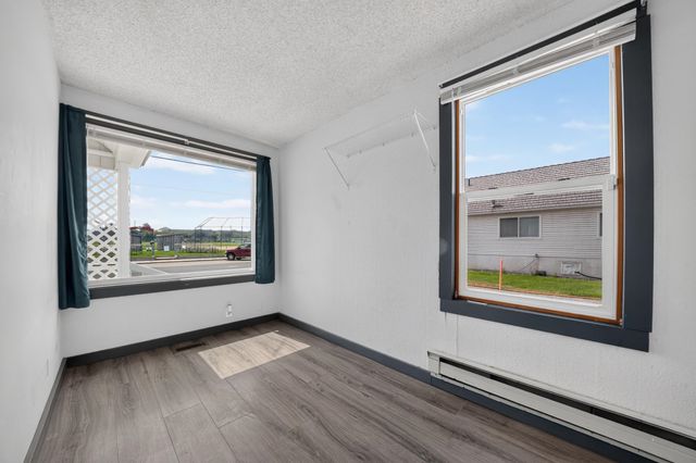 8915 E Grace Ave, Millwood, WA 99212