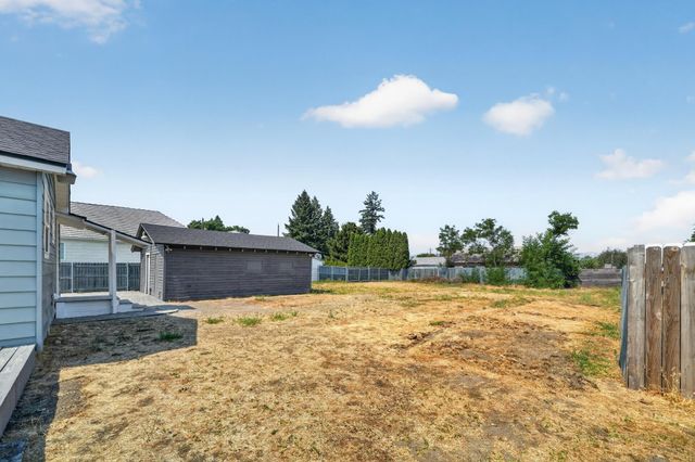 8915 E Grace Ave, Millwood, WA 99212