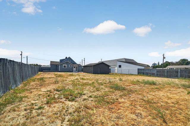 8915 E Grace Ave, Millwood, WA 99212