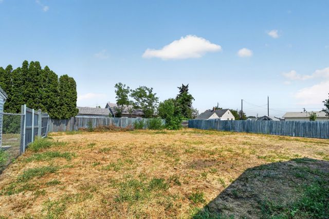 8915 E Grace Ave, Millwood, WA 99212