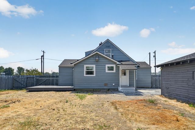 8915 E Grace Ave, Millwood, WA 99212