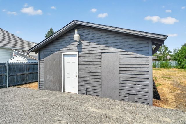 8915 E Grace Ave, Millwood, WA 99212