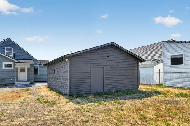 8915 E Grace Ave, Millwood, WA 99212